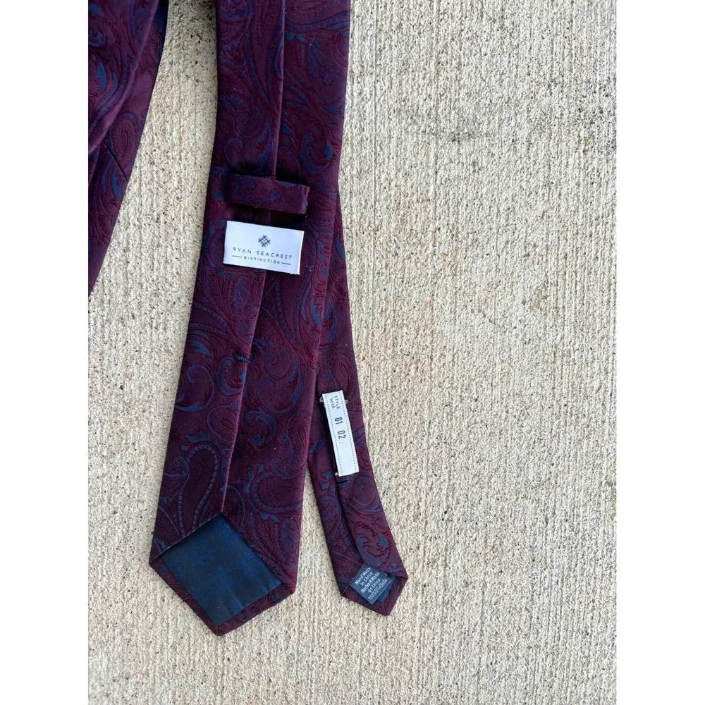 Ryan Seacrest Distinction Mens Burgundy Navy Silk Jacquard Paisley Tie 3x56